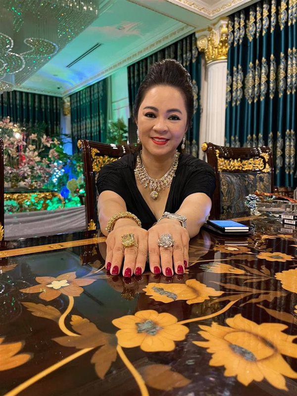 Nhà Celeb: Mắng Vy Oanh không có nổi 1000 tỷ, bà Phương Hằng ở nhà khủng, kim cương đong ký - 10 - kythuatcanhtac.com