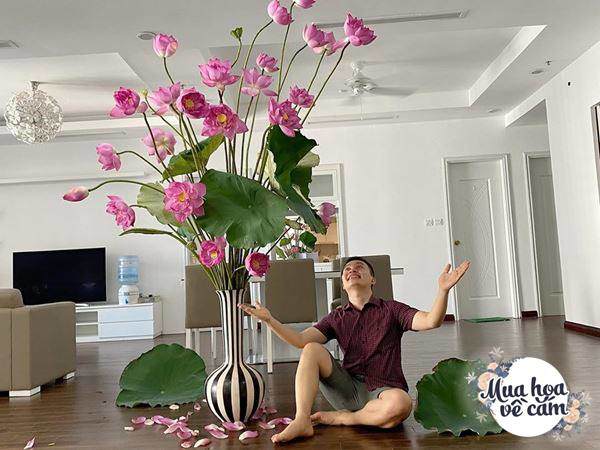Bố Hà Nội mua bình sen “chân dài” 2m, cắm trong nhà không hết còn đem tặng lễ tân - 14 - kythuatcanhtac.com