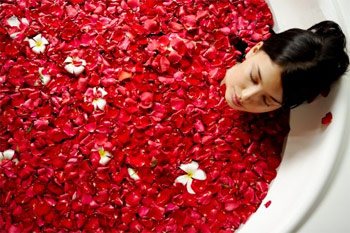 Ngâm mình trong nước tắm hoa hồng giúp thư giản - kythuatcanhtac.com