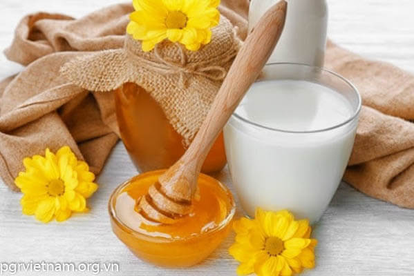 Mật ong và sữa chua trị dị ứng da mặt - kythuatcanhtac.com