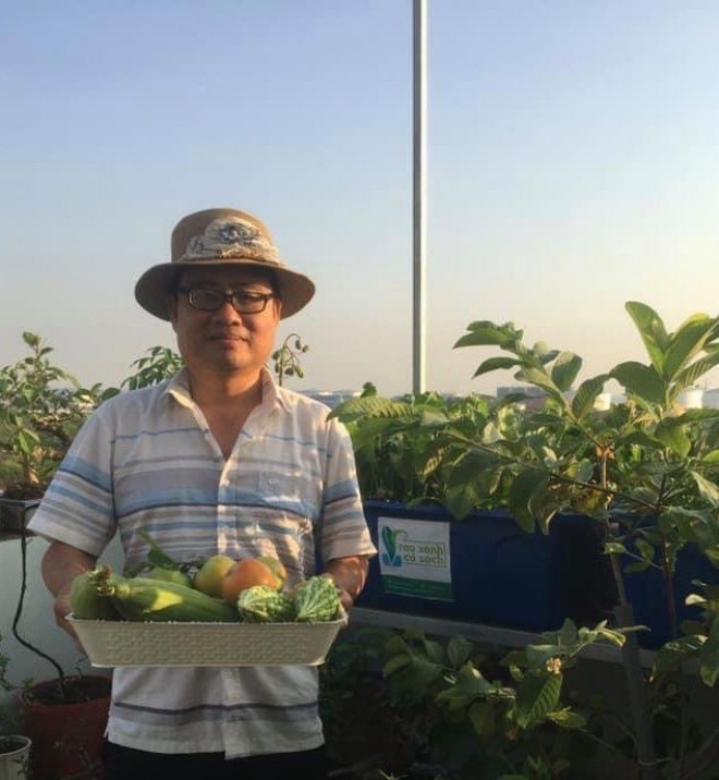 Thầy giáo Sài Gòn trồng rau, nuôi cá trên sân thượng 10m2, vốn 20 triệu giờ ăn không hết - 14 - kythuatcanhtac.com