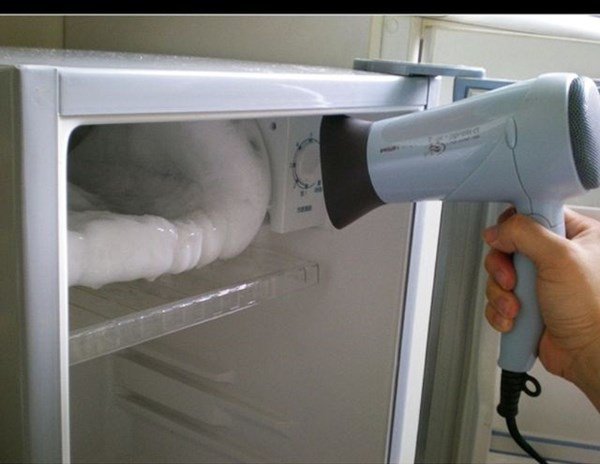 Cầm máy sấy đứng trước tủ lạnh 5 phút, bạn sẽ vỡ òa khi thấy thứ chảy ra bên trong - 2 - kythuatcanhtac.com