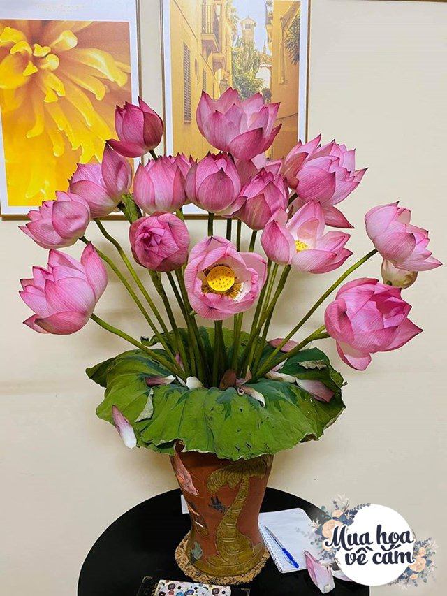 Muôn kiểu cắm hoa sen đẹp hút hồn của chị em Việt, nhìn là muốn amp;#34;rướcamp;#34; ngay 1 bình - 20 - kythuatcanhtac.com