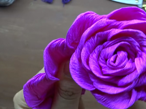 Cách làm hoa giấy đẹp đơn giản để trang trí - 6 - kythuatcanhtac.com