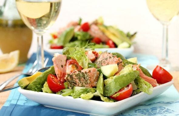 Cách làm món salad cá hồi trộn rau củ - kythuatcanhtac.com