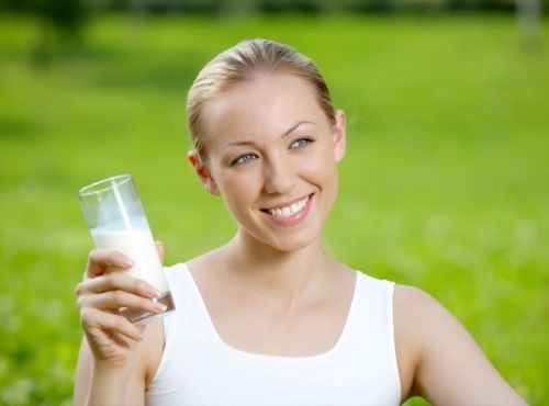 Phụ nữ thường xuyên uống sữa đậu nành sẽ rất tốt cho da - kythuatcanhtac.com