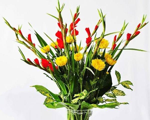 Cách cắm hoa lay ơn để bàn thờ đẹp và tươi lâu ngày Tết - 6 - kythuatcanhtac.com