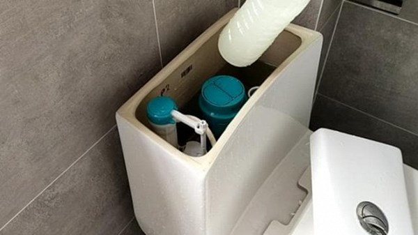 Đặt một cái chai vào bồn cầu, nhà vệ sinh cả tháng không dọn vẫn thơm nức, bạn thử chưa? - 3 - kythuatcanhtac.com