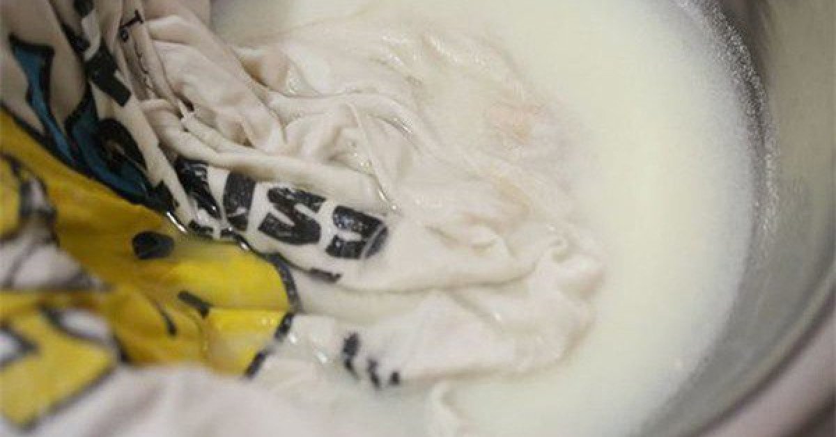 Đổ sữa hết hạn vào chậu quần áo bẩn, tưởng điên rồ nhưng kết quả khiến cả nhà kinh ngạc - 1 - kythuatcanhtac.com