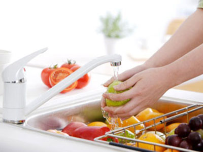 Ngâm rau quả trong giấm ăn hoặc chanh rồi rửa sạch - kythuatcanhtac.com