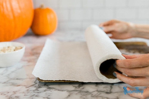 Lót một khay bằng khăn giấy hoặc giấy sáp - kythuatcanhtac.com