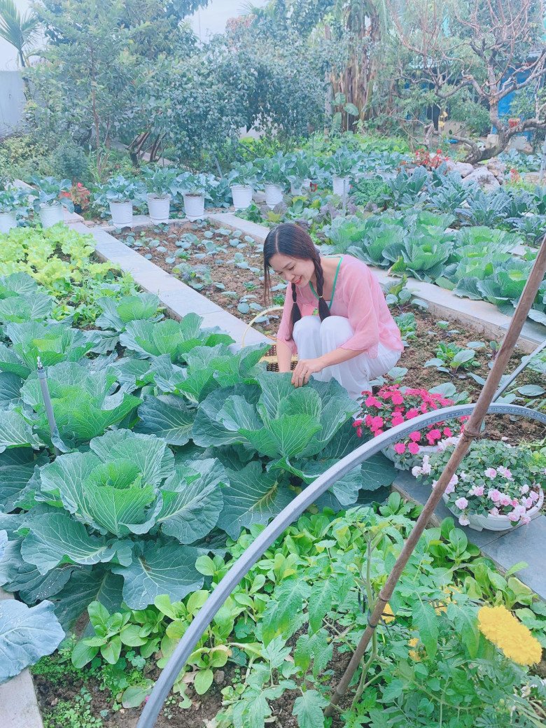 Mẹ bốn con Quảng Ninh làm vườn rộng 300m2, cắm hoa bằng rau củ độc lạ, đẹp như hoa tươi - 4 - kythuatcanhtac.com