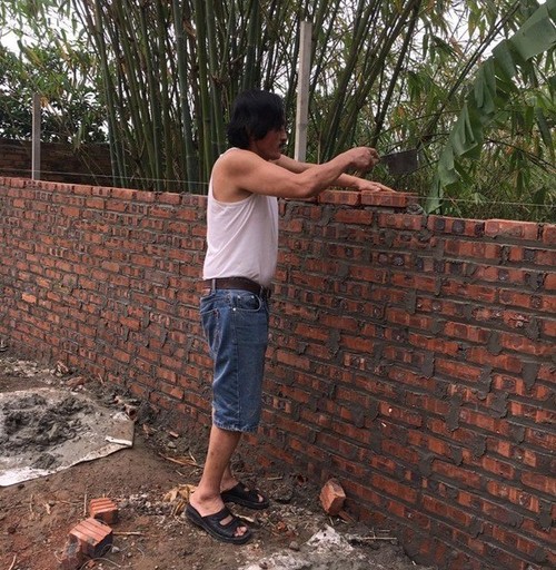 Mua nhà cách Hà Nội 30km nghỉ ngơi, nghệ sĩ Giang Còi Tết đội nón ra vườn nhặt cỏ - 13 - kythuatcanhtac.com