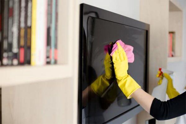 Không nên lau màn hình TV bằng nước nếu bị bẩn, điều đó rất nguy hiểm và không sạch sẽ - 4 - kythuatcanhtac.com