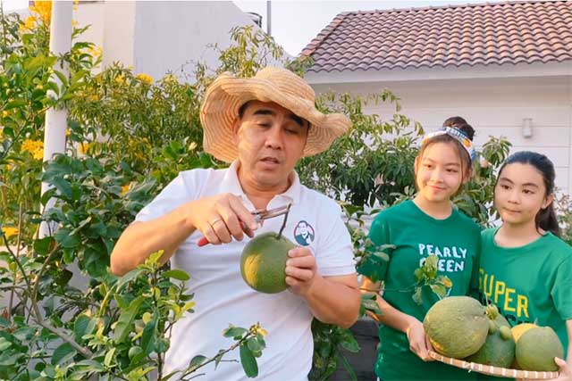MC Quyền Linh cùng hai con thu hoạch cây ăn quả trồng trong chậu trên sân thượng - kythuatcanhtac.com