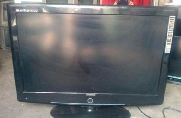 Không nên lau màn hình TV bằng nước nếu bị bẩn, điều đó rất nguy hiểm và không sạch sẽ - 3 - kythuatcanhtac.com