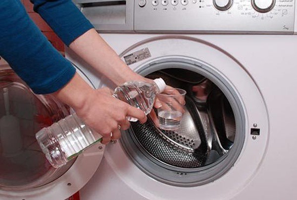 Cách vệ sinh máy giặt chỉ với vài bước cực đơn giản, không cần tháo lồng vẫn sạch bóng - 5 - kythuatcanhtac.com