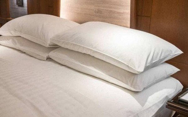 Tại sao lại kê 4 chiếc gối trên giường trong khách sạn tình yêu? Công dụng thực sự là gì? - 4 - kythuatcanhtac.com