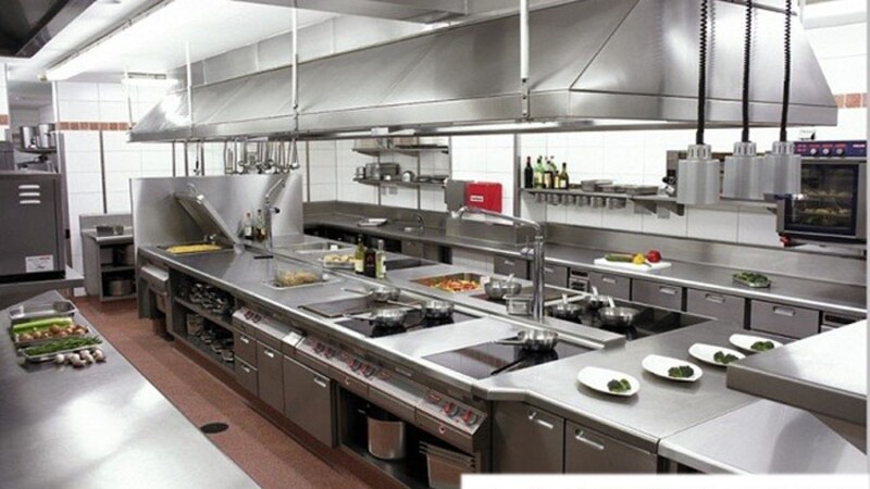 Bố trí bếp nhà hàng hợp lý, phân chia thành từng bộ phận khác nhau, tạo lối đi đủ rộng rãi thông thoáng - kythuatcanhtac.com