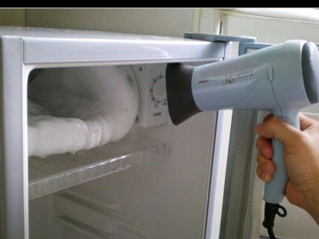 Cầm máy sấy đứng trước tủ lạnh 5 phút, bạn sẽ vỡ òa khi thấy thứ chảy ra bên trong - kythuatcanhtac.com