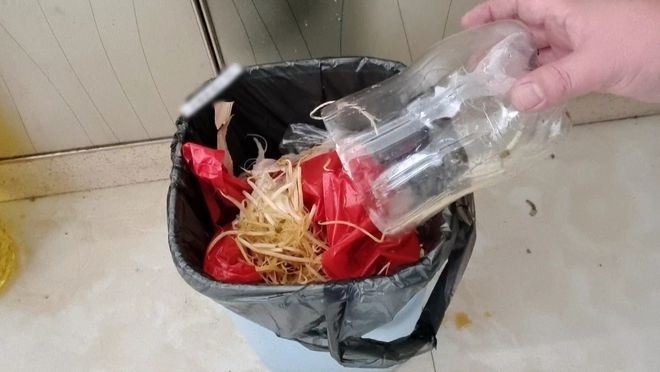 Trên bồn rửa bát nhất định phải có 1 chai nhựa, lý do sẽ khiến bạn vỡ òa - 7 - kythuatcanhtac.com