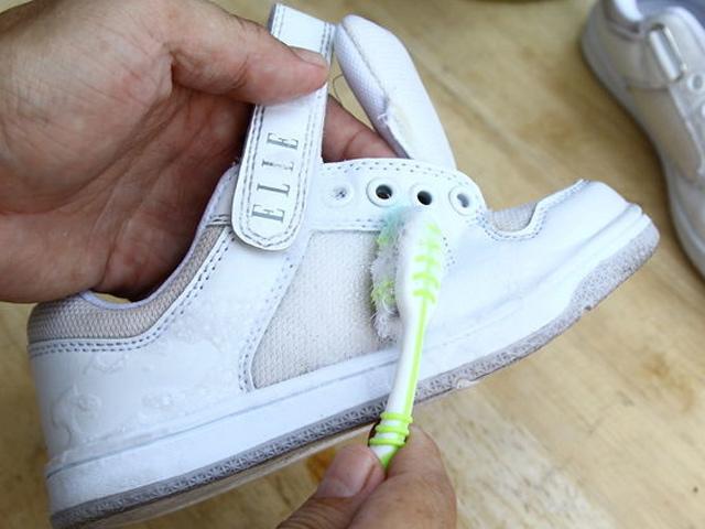 Mách cách giặt giày vải vừa nhanh vừa sạch, giày vẫn bền đẹp như mới - kythuatcanhtac.com