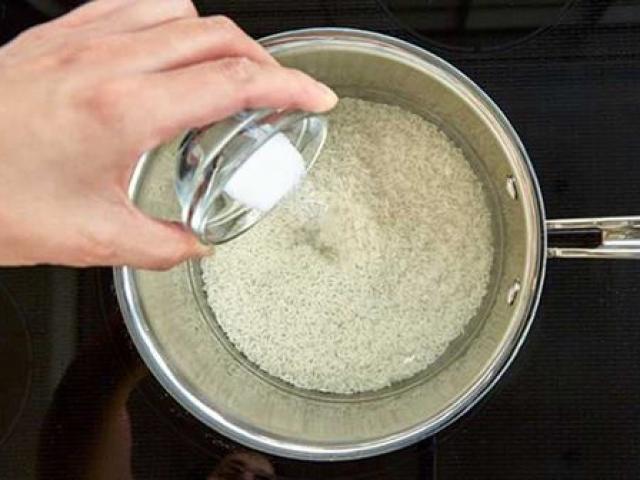 Âm thầm vùi nắm muối vào thùng gạo, vợ hốt hoảng gọi chồng ra xem thành quả - kythuatcanhtac.com