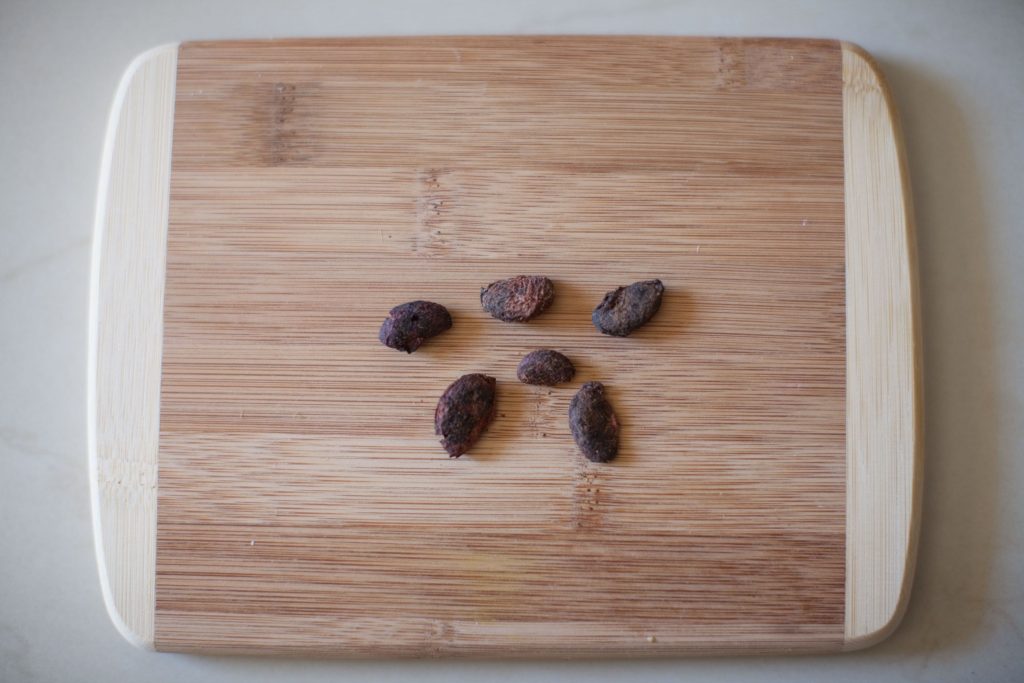 Bước 1: Chọn hạt to, nặng 1g trở lên từ những trái măng cụt chín - kythuatcanhtac.com