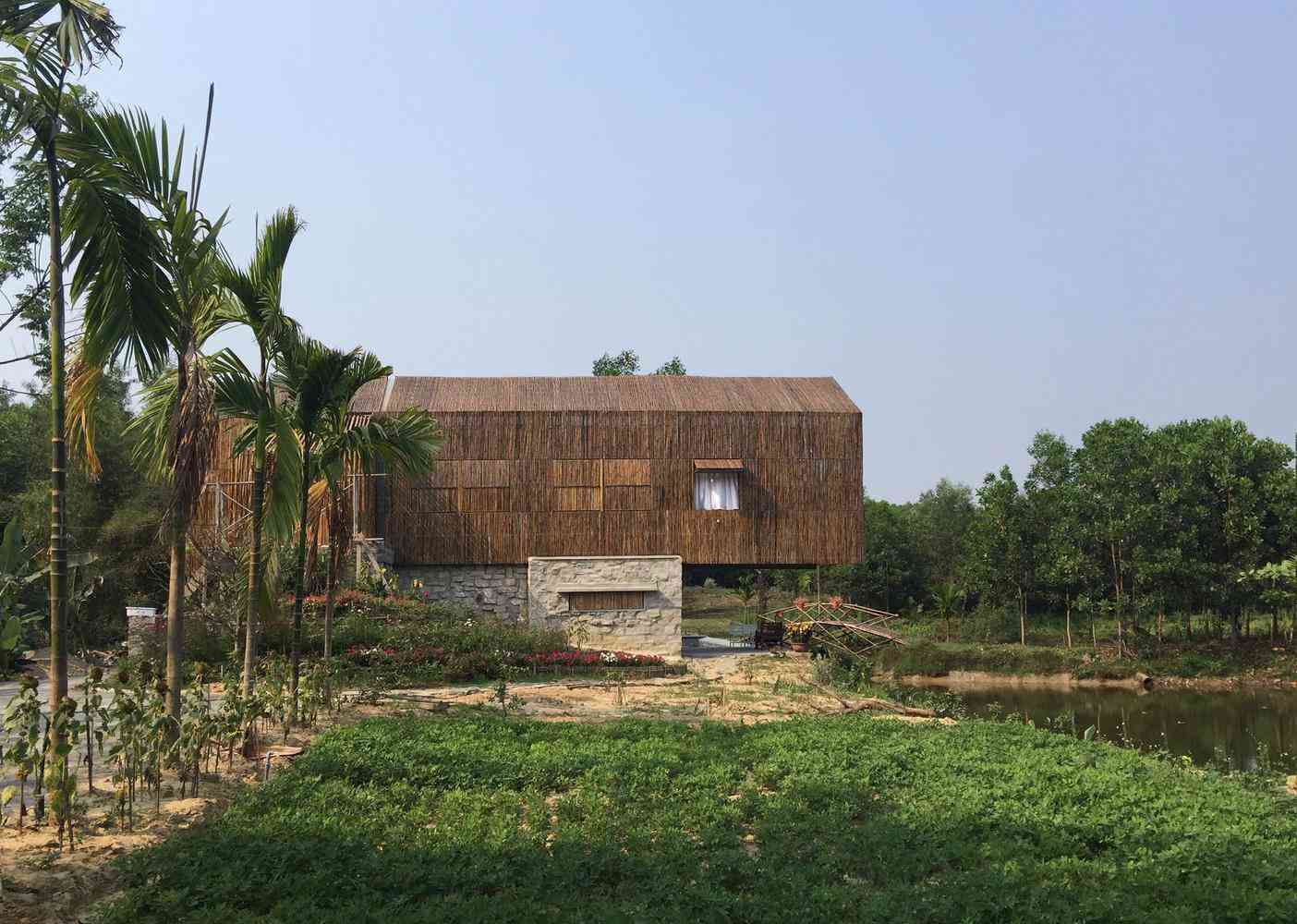 Không có điều hòa, nhà bên hồ ở Đà Nẵng vẫn mát mẻ nhờ lớp vỏ bằng tre - 26 - kythuatcanhtac.com