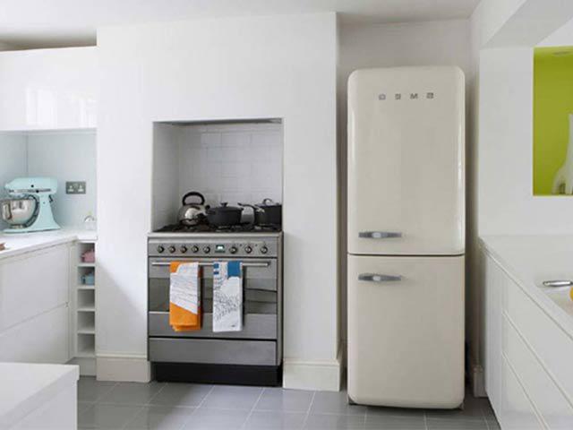 Tủ lạnh cứ tiện chỗ nào đặt chỗ đấy trong bếp, bảo sao cả nhà cứ ốm đau triền miên - kythuatcanhtac.com