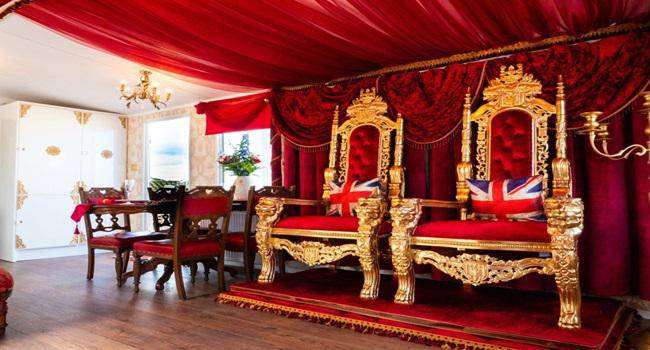 Khám phá nhà nghỉ phong cách hoàng gia, lóa mắt với ngai vàng bọc nhung đỏ, toilet dát vàng - 3 - kythuatcanhtac.com