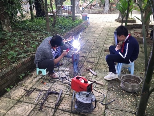 Mua nhà cách Hà Nội 30km nghỉ ngơi, nghệ sĩ Giang Còi Tết đội nón ra vườn nhặt cỏ - 15 - kythuatcanhtac.com