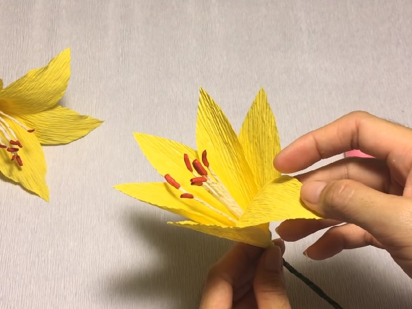 Cách làm hoa giấy đẹp đơn giản để trang trí - 12 - kythuatcanhtac.com