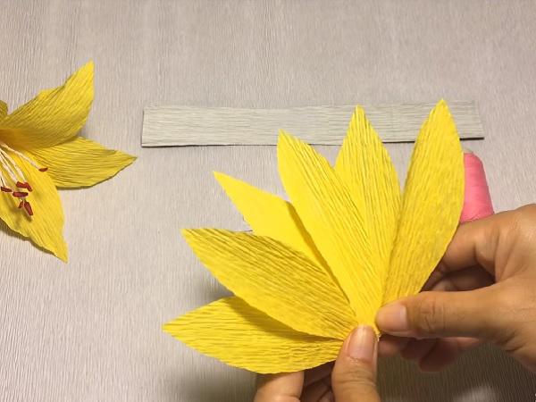 Cách làm hoa giấy đẹp đơn giản để trang trí - 10 - kythuatcanhtac.com