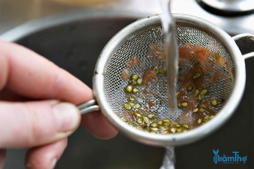 Đổ hạt vào một cái rây và rửa kỹ bằng nước để loại bỏ nấm mốc - kythuatcanhtac.com