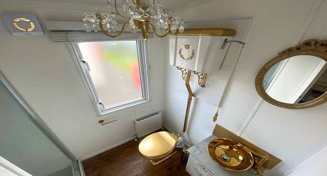 Khám phá nhà nghỉ phong cách hoàng gia, lóa mắt với ngai vàng bọc nhung đỏ, toilet dát vàng - 8 - kythuatcanhtac.com