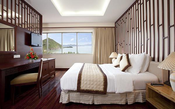 Khách sạn nào cũng có khăn trải ngang giường, 99% mọi người không biết để làm gì? - 5 - kythuatcanhtac.com
