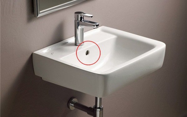 Phía trên chậu rửa mặt luôn có một lỗ nhỏ, công dụng tốt nhưng cực ít người biết - 1 - kythuatcanhtac.com
