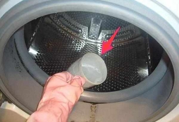 Có một công tắc ẩn trong máy giặt, nước bẩn sẽ chảy ra ngay khi nó được bật lên - 1 - kythuatcanhtac.com