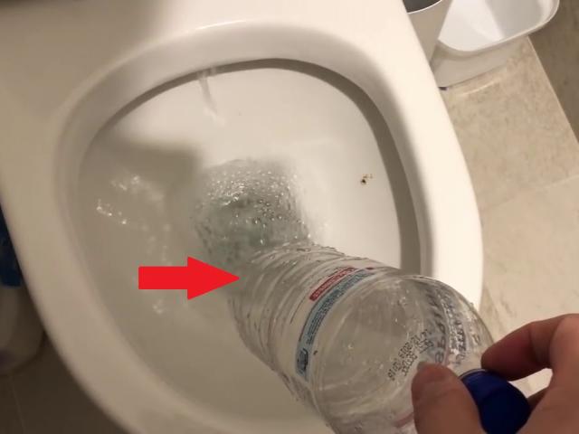 Nhà vệ sinh bị tắc? Chỉ cần dùng 1 chai nhựa và 5 phút làm điều này là xong - kythuatcanhtac.com