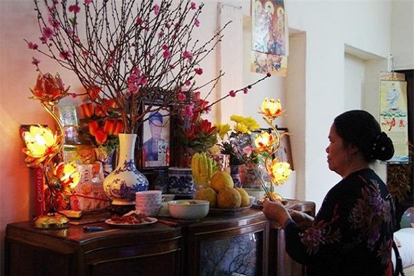 Cách cắm hoa bàn thờ Phật, ngày cưới, ngày Tết đơn giản mà đẹp - 3 - kythuatcanhtac.com