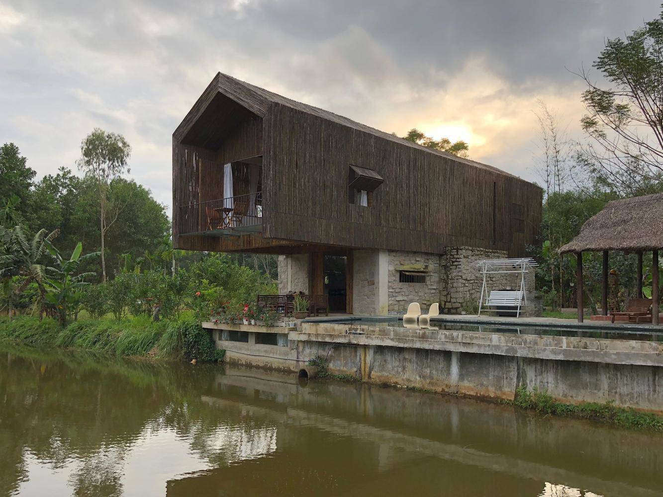 Không có điều hòa, nhà bên hồ ở Đà Nẵng vẫn mát mẻ nhờ lớp vỏ bằng tre - 1 - kythuatcanhtac.com