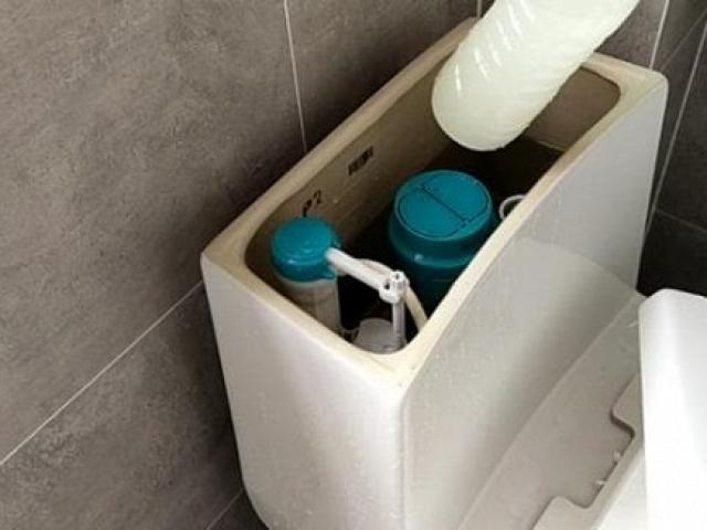Đặt một cái chai vào bồn cầu, nhà vệ sinh cả tháng không dọn vẫn thơm nức, bạn thử chưa? - kythuatcanhtac.com