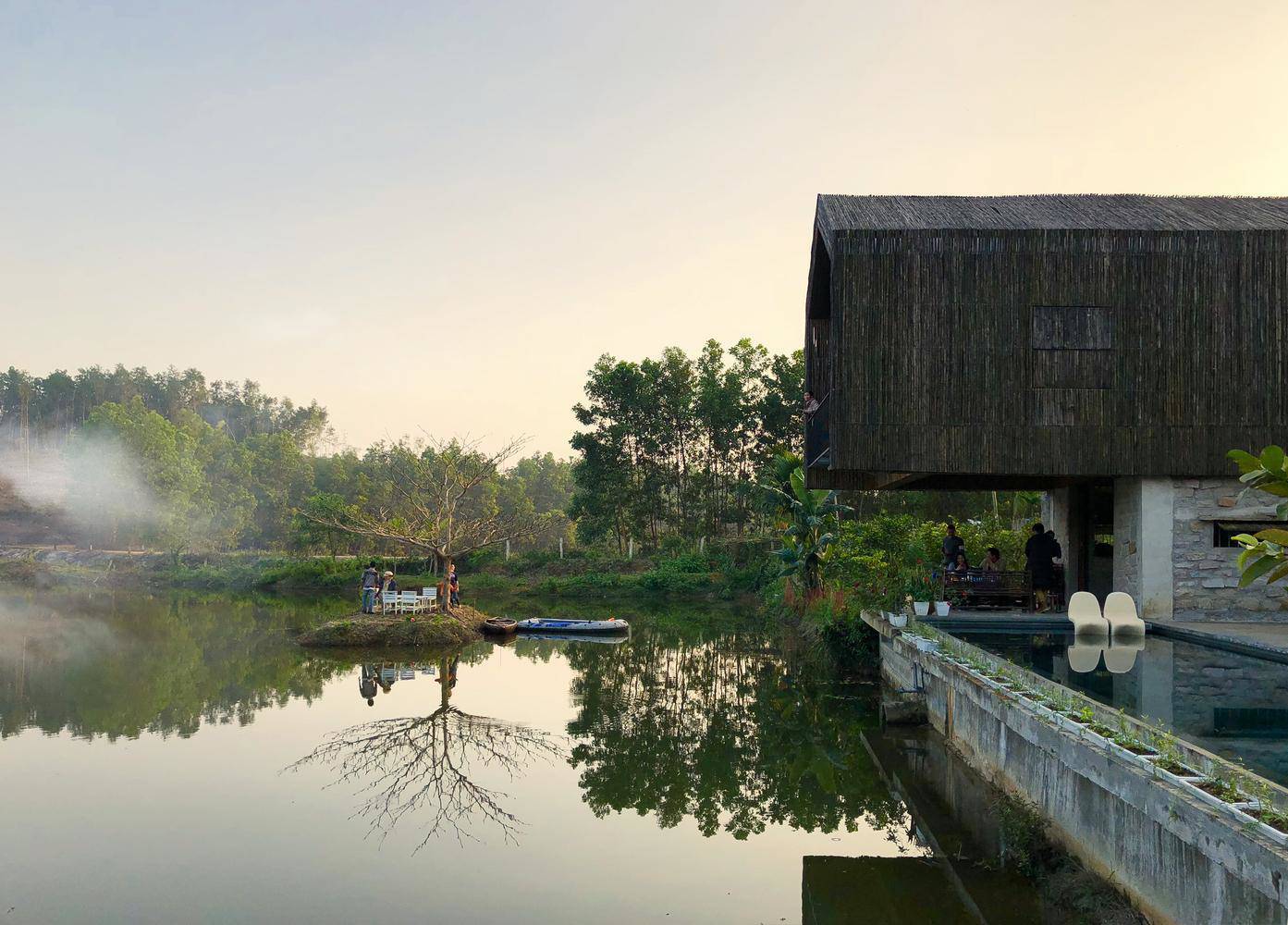 Không có điều hòa, nhà bên hồ ở Đà Nẵng vẫn mát mẻ nhờ lớp vỏ bằng tre - 10 - kythuatcanhtac.com