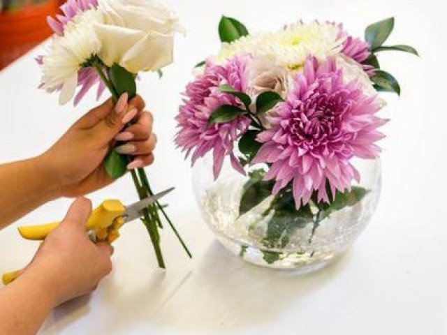Cách kích hoạt khai vận đào hoa bằng việc bài trí bình hoa tươi có nước trong phong thủy - kythuatcanhtac.com