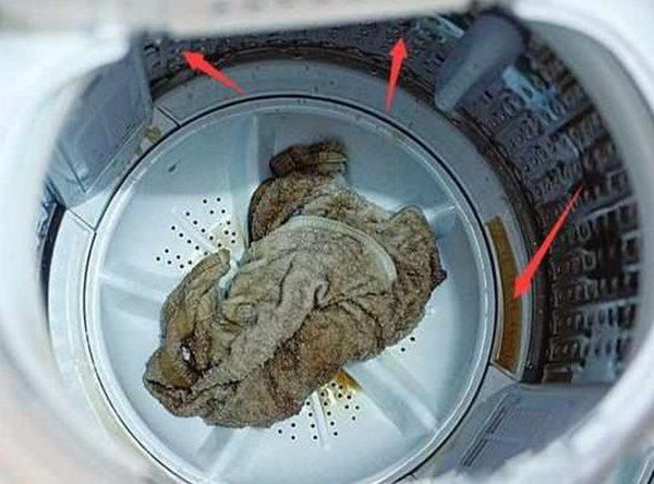 Có một công tắc ẩn trong máy giặt, nước bẩn sẽ chảy ra ngay khi nó được bật lên - 4 - kythuatcanhtac.com